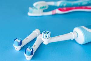Is it better to use an electric toothbrush or a regular toothbrush?