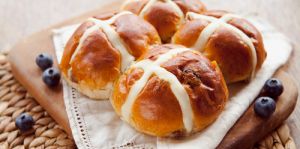 Best hot cross buns rating review compared Australia Where should I buy Easter hot cross buns? Choc chip, raisin, apple & cinnamon, traditional, fruit