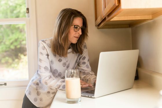 woman using fibre to the curb fttc type nbn