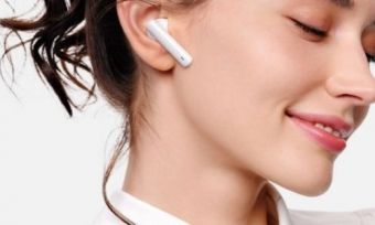 A person using the Huawei FreeBuds 4i earbuds