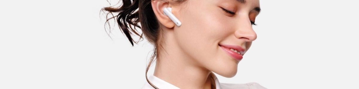 A person using the Huawei FreeBuds 4i earbuds