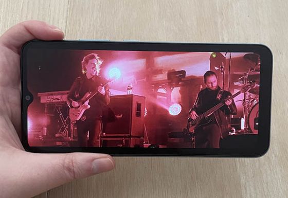 Screen of Realme C21 phone showing live music performance