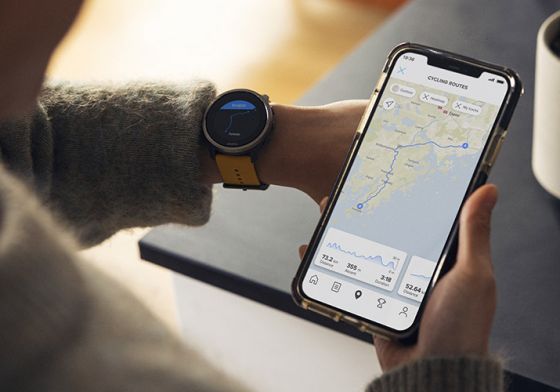 Person using Suunto peak 5 watch and phone app