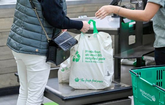 Woolies to phase out plastic bags
