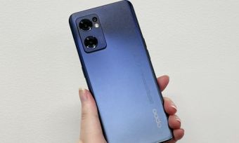 Person holding OPPO Find X5 Lite in dark blue