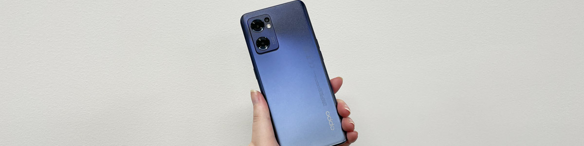 Person holding OPPO Find X5 Lite in dark blue