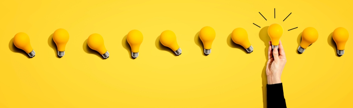 Yellow lightbulbs on a yellow background in a line.