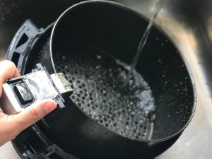 cleaning air fryer 