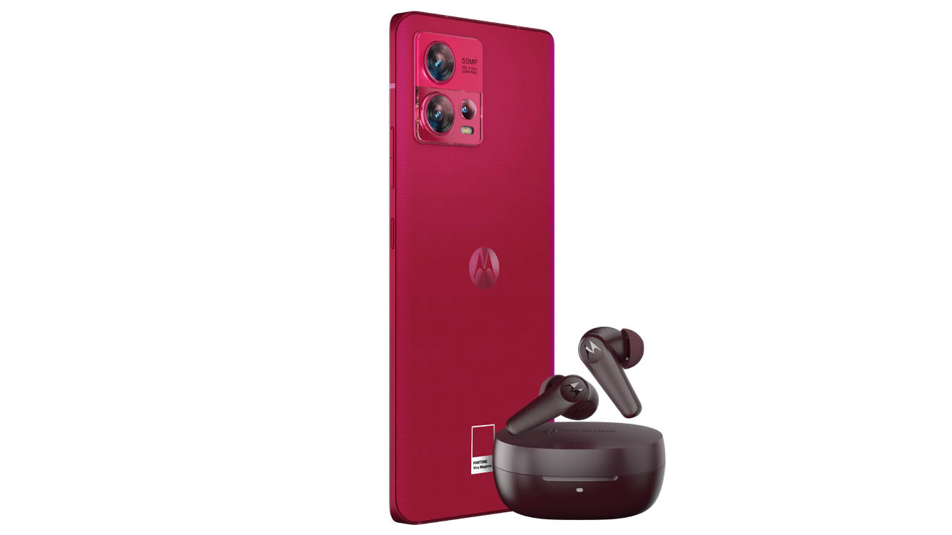 Viva Magenta Motorola Edge 30 Fusion with ear buds