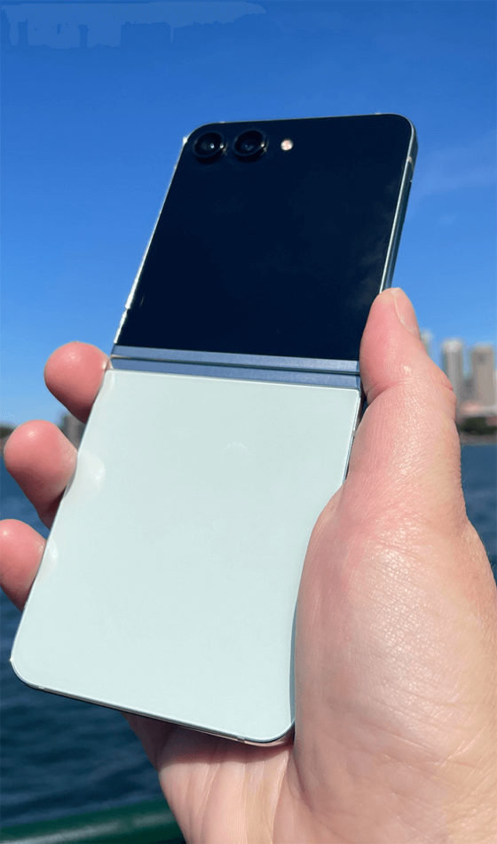 Samsung Galaxy Z Flip 5 in mint