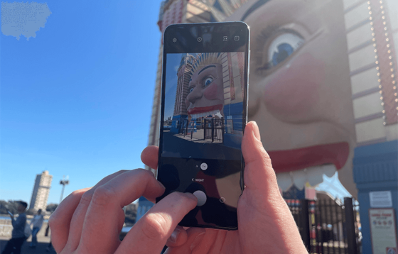 Hand using Samsung Galaxy Z Flip 5 to take photo of Luna Park