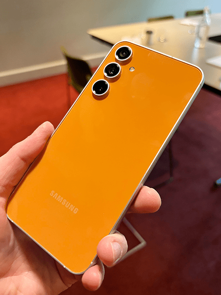 Samsung Galaxy S23 FE tangerine