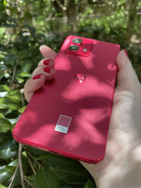 Motorola Moto G84 5G in magenta