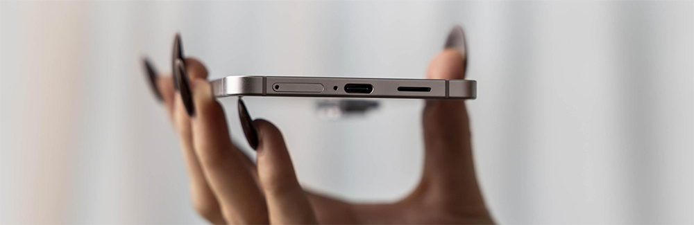 Samsung Galaxy S25 Edge in hand